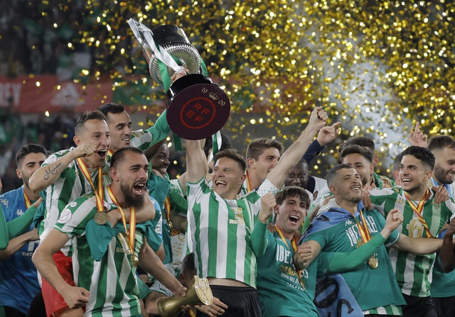 包含今晚瓦伦西亚主帅复盘——国王杯节点到来,引发热议,临场指挥获称赞的词条 包含今晚瓦伦西亚主帅复盘——国王杯节点到来,引发热议,临场指挥获称赞的词条